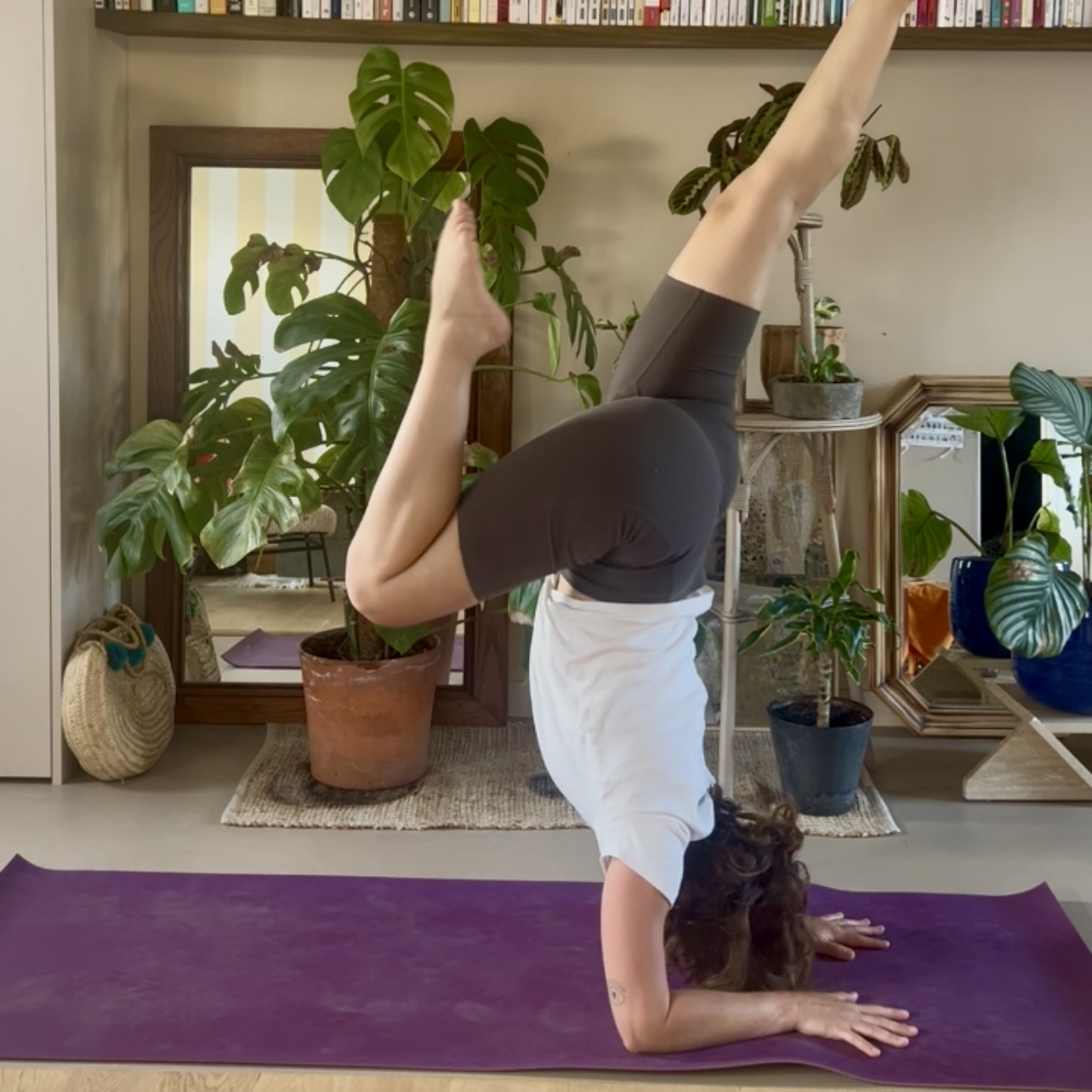 Personne en posture de yoga, ancrée et concentrée, dans une ambiance calme.