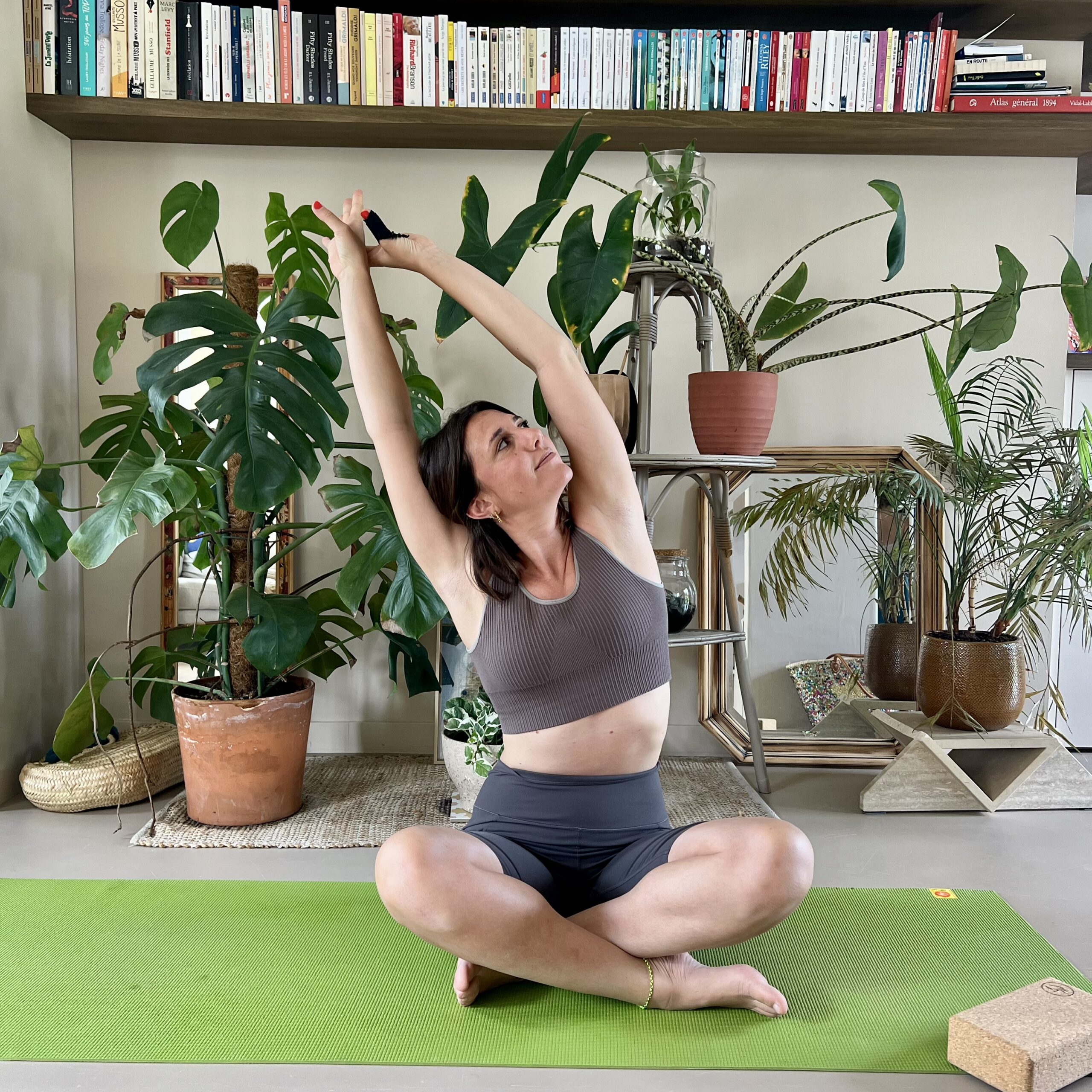 Personne en posture de yoga, ancrée et concentrée, dans une ambiance calme.