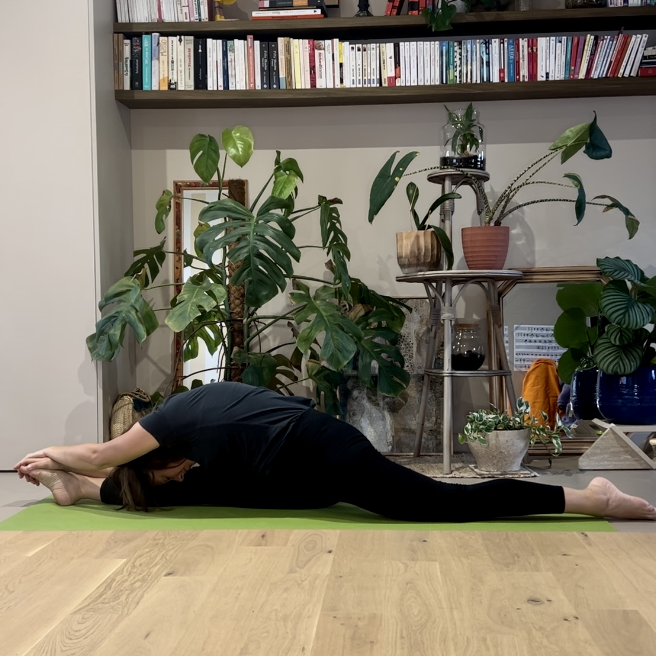 Personne en posture de yoga, ancrée et concentrée, dans une ambiance calme.