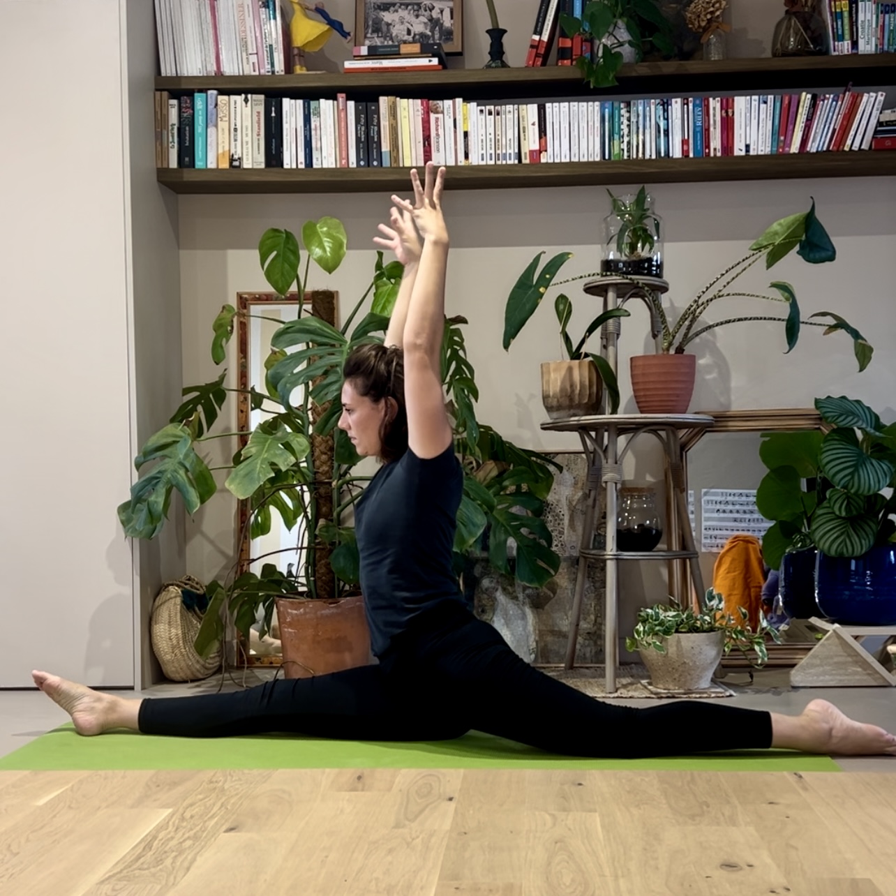 Personne en posture de yoga, ancrée et concentrée, dans une ambiance calme.