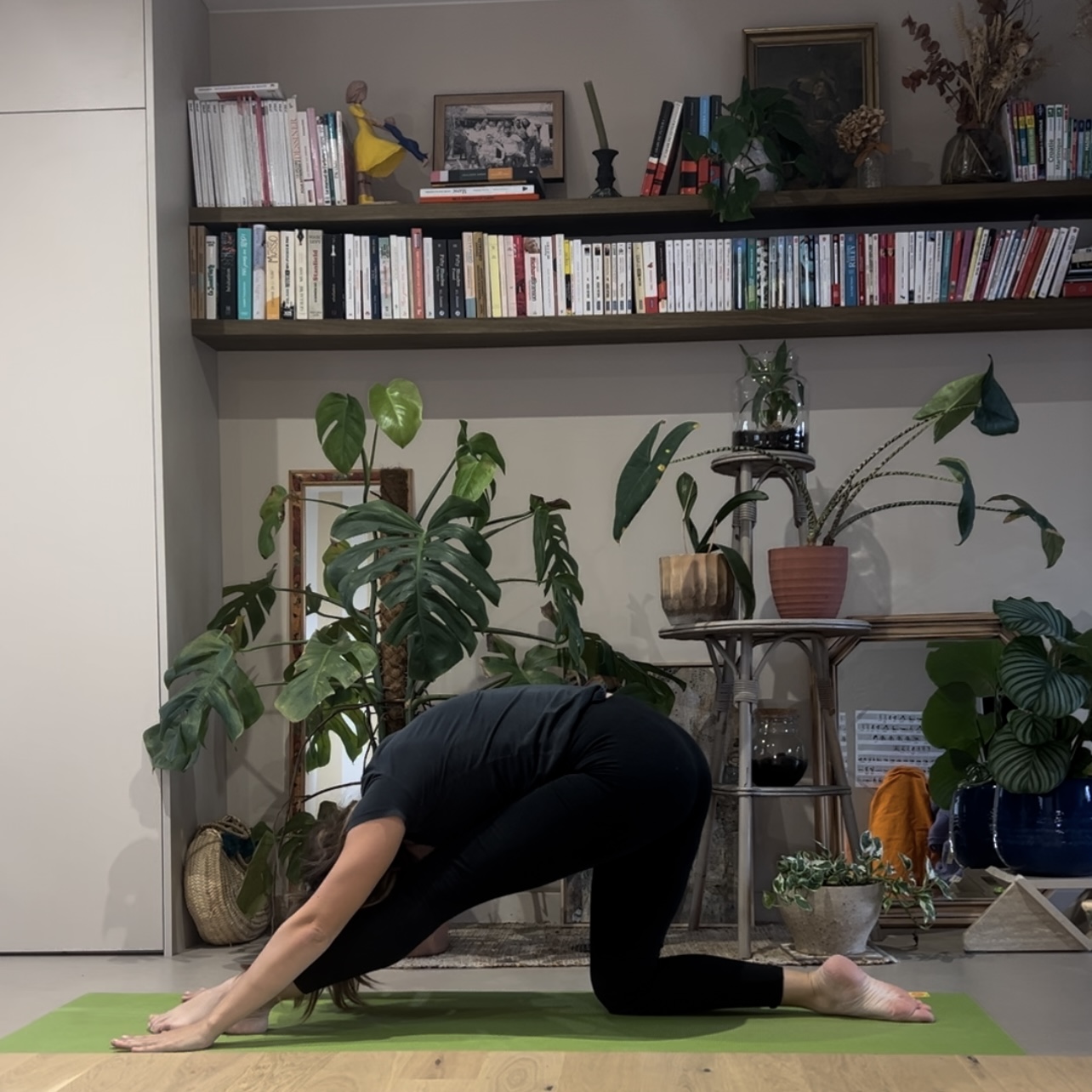 Personne en posture de yoga, ancrée et concentrée, dans une ambiance calme.