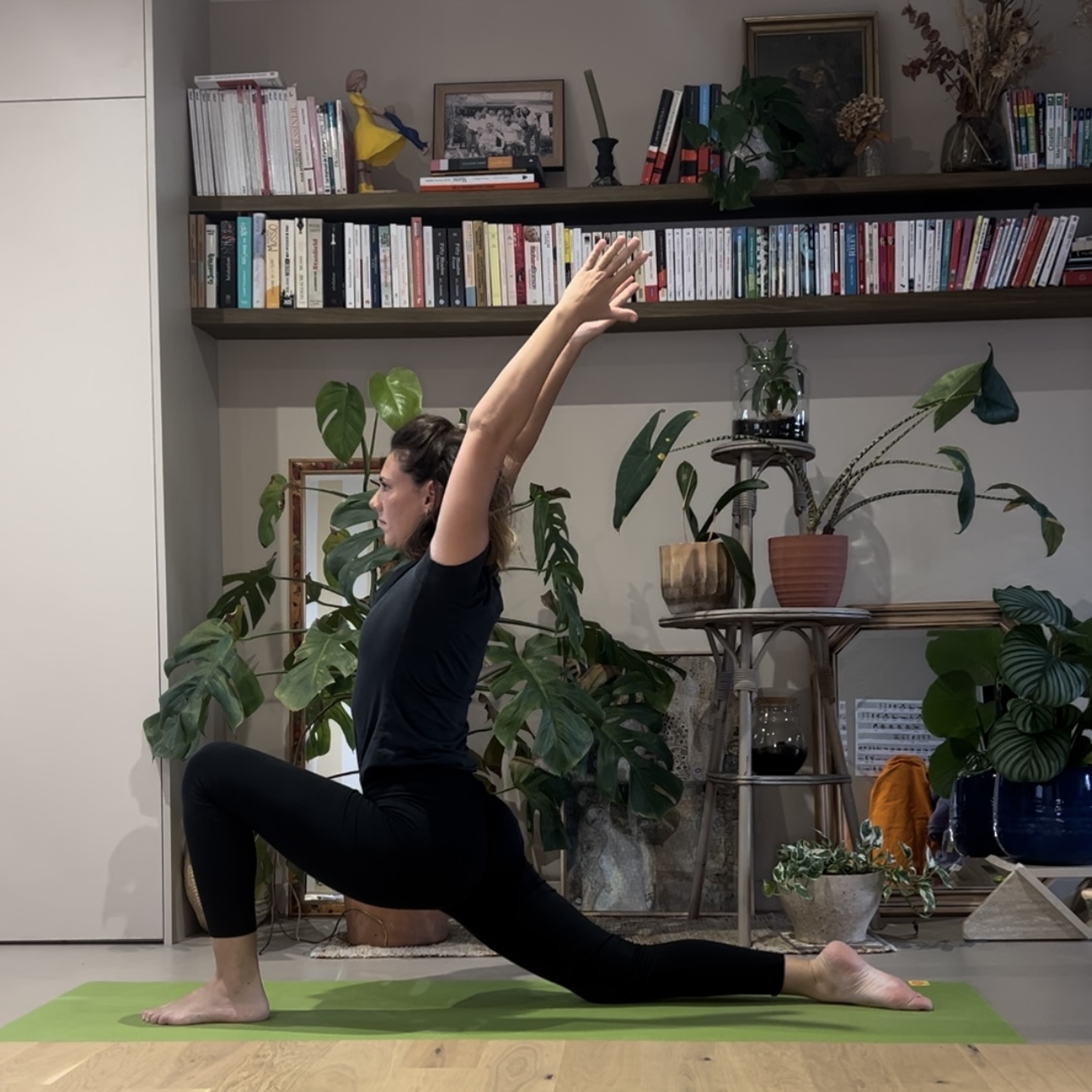 Personne en posture de yoga, ancrée et concentrée, dans une ambiance calme.
