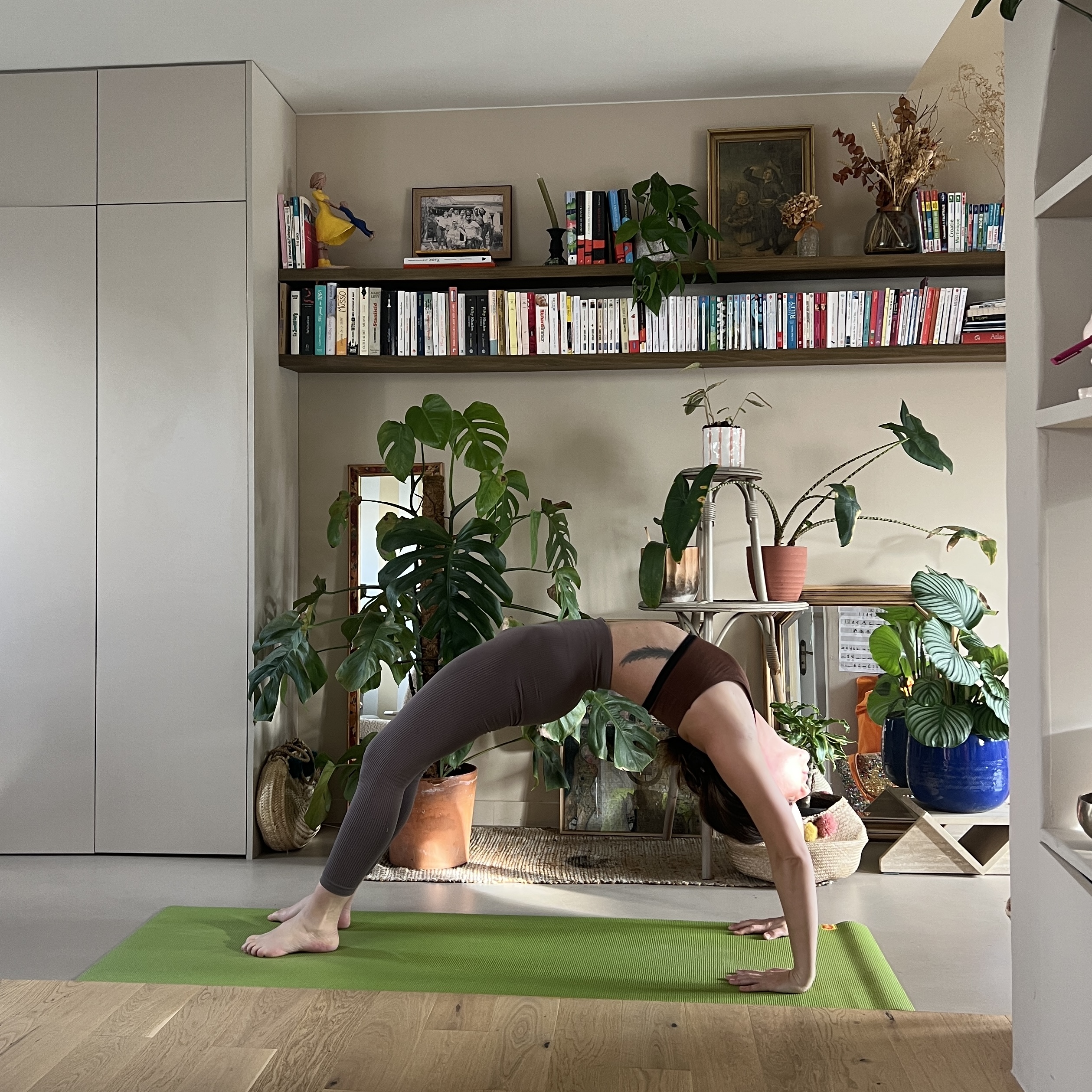Personne en posture de yoga, ancrée et concentrée, dans une ambiance calme.