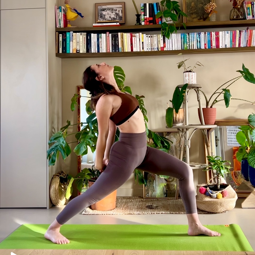 Personne en posture de yoga, ancrée et concentrée, dans une ambiance calme.