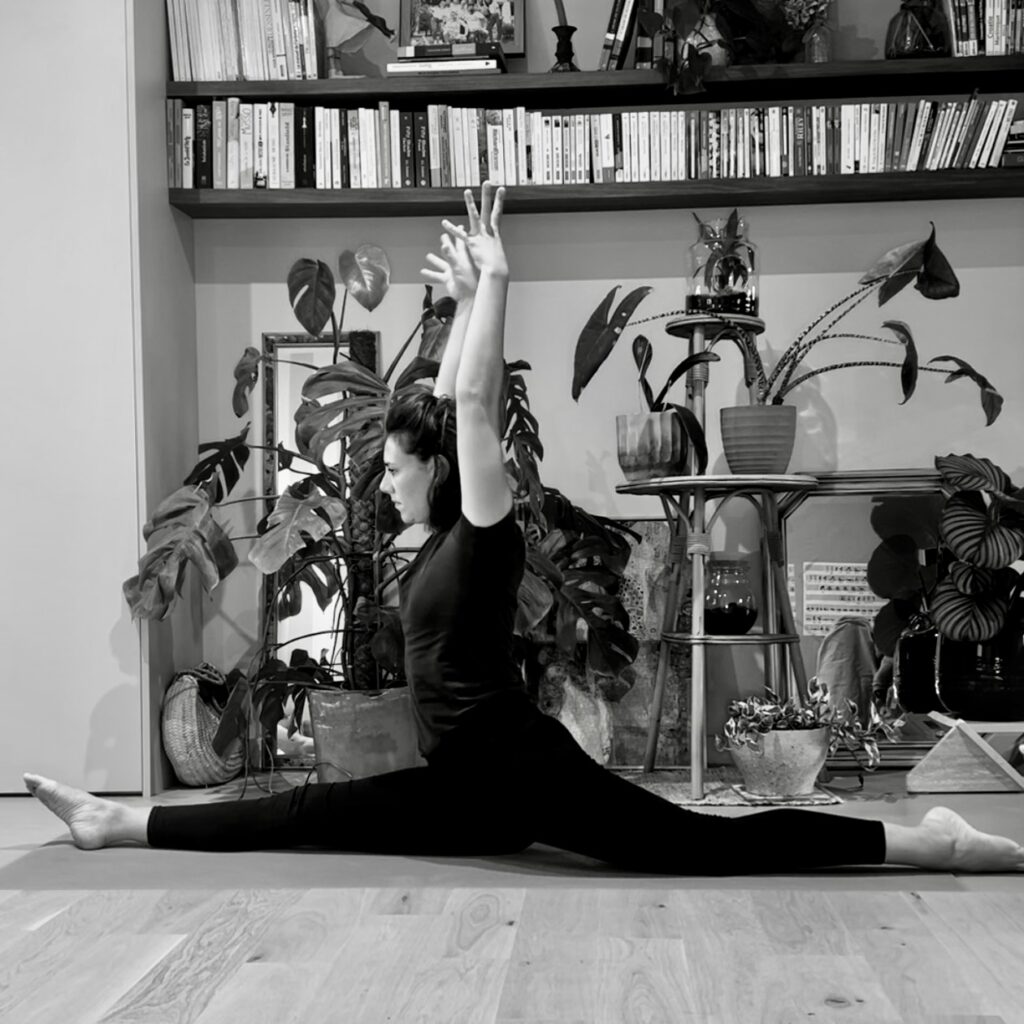 Personne en posture de yoga, ancrée et concentrée, dans une ambiance calme.