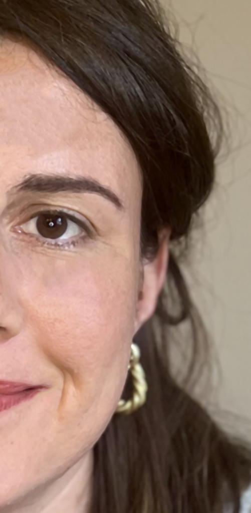 Portrait d’une personne avec une expression chaleureuse et détendue.